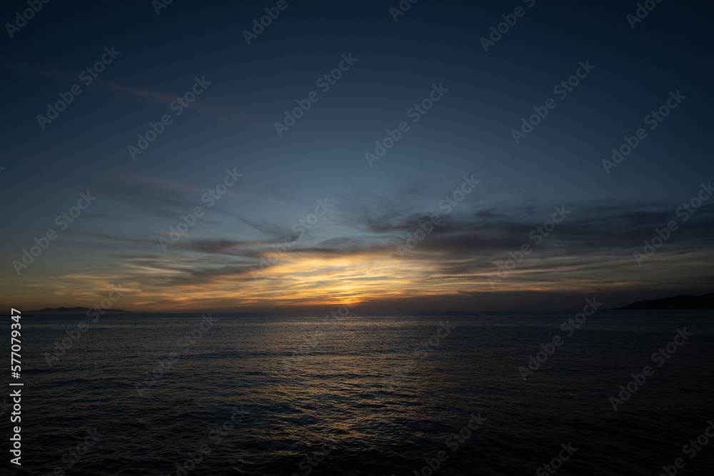 Naklejka premium 日の出と海