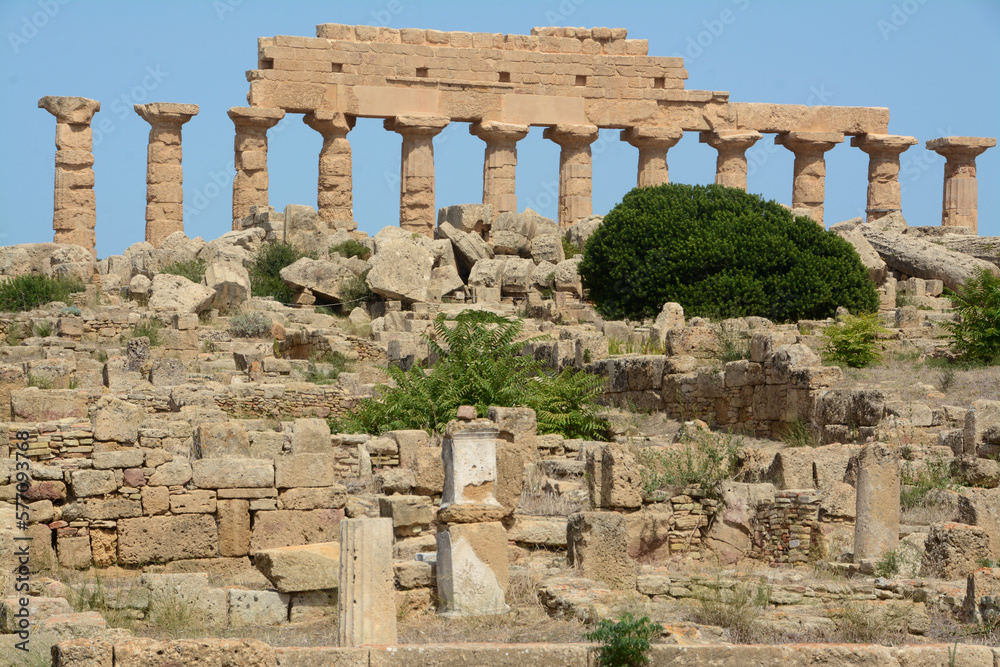 Selinunte was an ancient city located on the southwestern coast of Sicily. The Temple of Athena and the Temple of the Dioscuri are famous. 