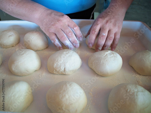 Le mani che impastati pallini per la pizza photo