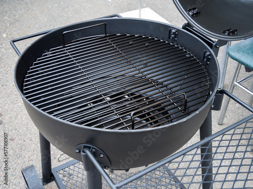 Open cover round brazier with grill grate