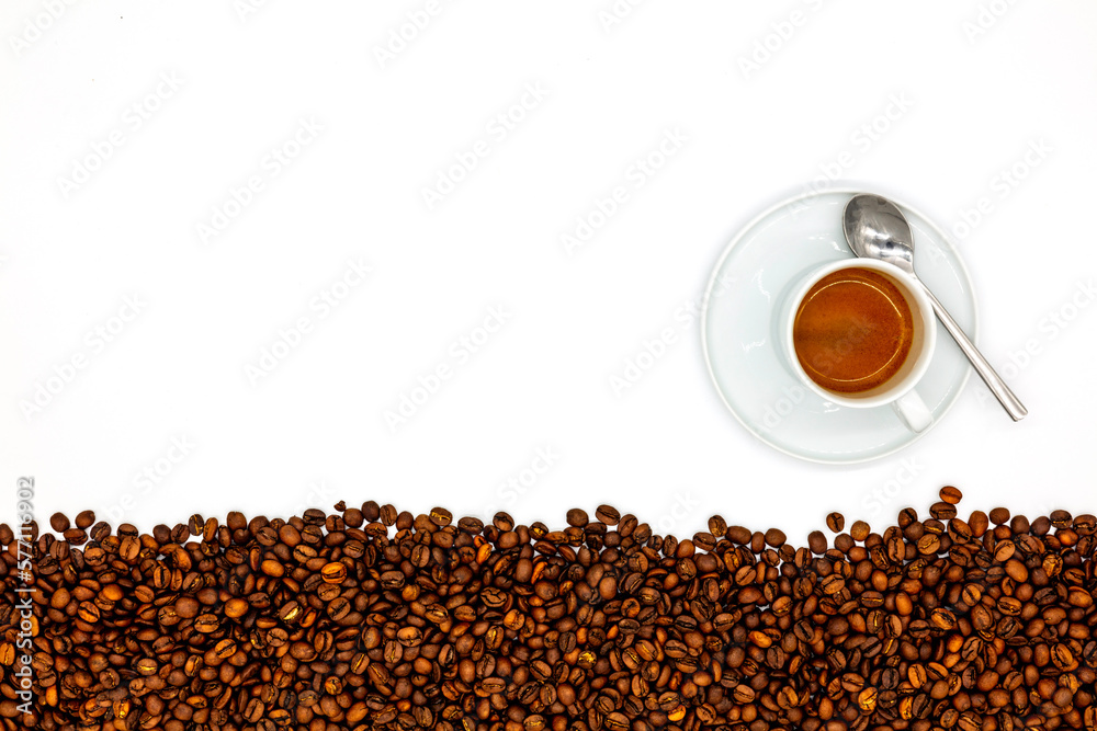 Naklejka premium Kawa espresso i ziarna kawy na białym tle. Widok z góry 
