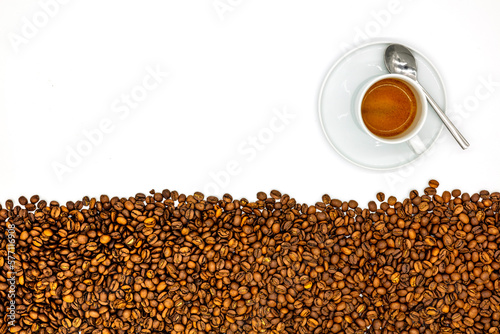 
Kawa espresso i ziarna kawy na białym tle. Widok z góry
