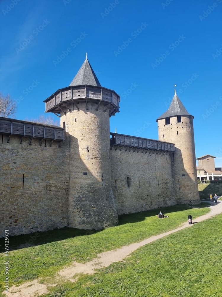 De belles photos du château historique de Carcassonne et ses vues sur la cité avec la piste