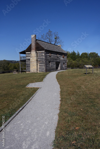 Curved Walkway and Jacob Wolf House © Bonita