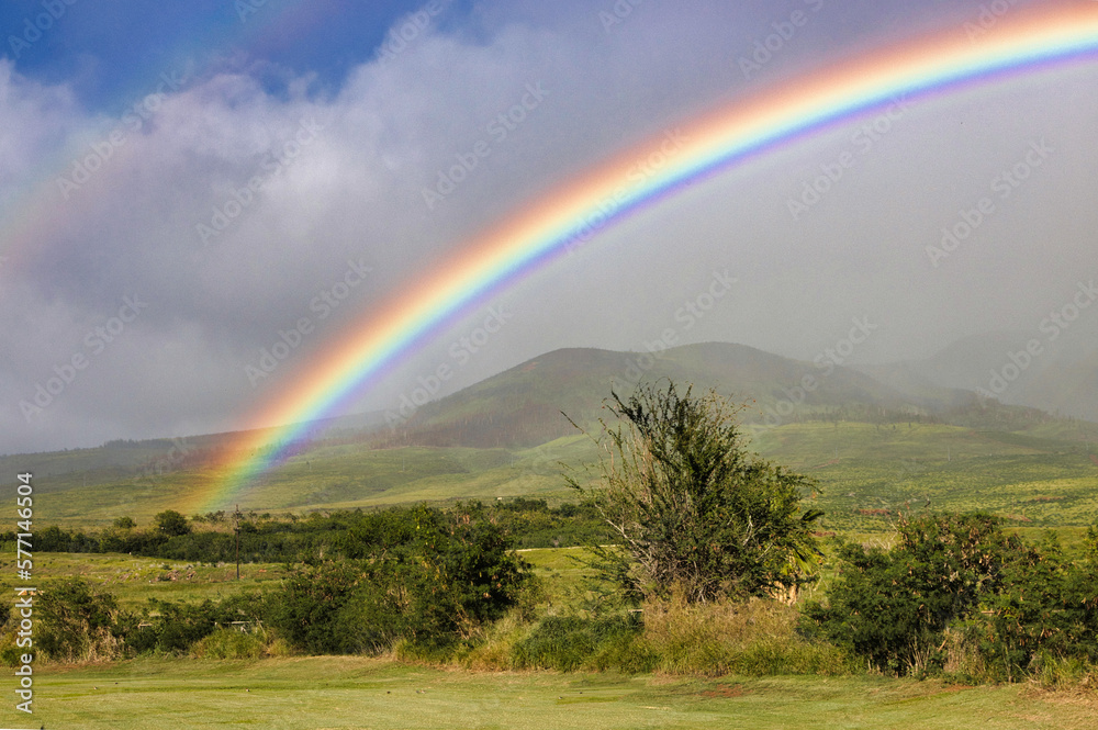 Obraz premium Gorgeous deeply colored rainbow over the west maui mountains.