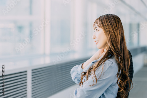 窓の外を眺める笑顔のビジネスウーマン 日本人女性 Free Download 窓の外を眺める笑顔のビジネスウーマン 日本人女性 - GFXLoad