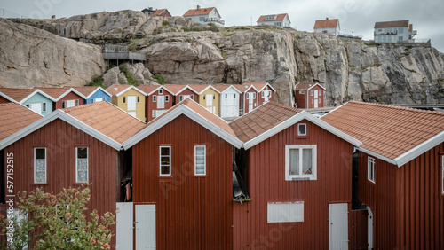 skandinavische Häuser an der Schärenküste in Westschweden photo