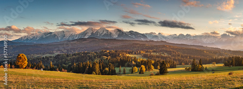 Panorama Tatr widziana z Łapszanki © Leszek Szelest