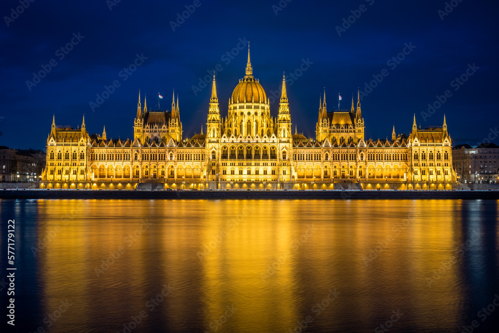 Obraz premium panorama di budapest con vista sul parlamento di notte
