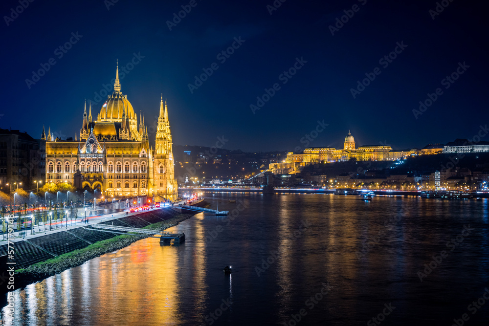 Fototapeta premium panorama di budapest con vista sul parlamento di notte