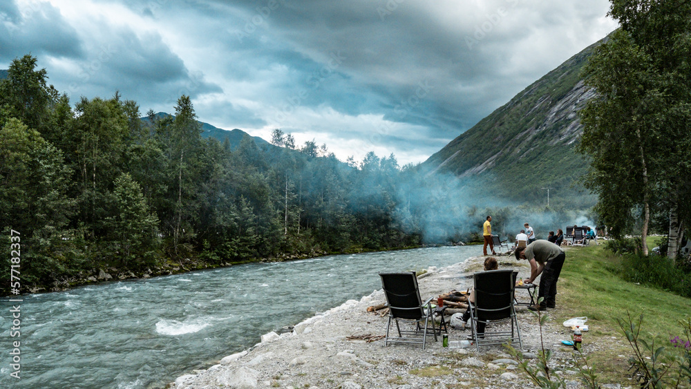 Grillen an einem Gletscherfluss im Hochland von Norwegen Grillen an einem Gletscherfluss im Hochland von Norwegen
