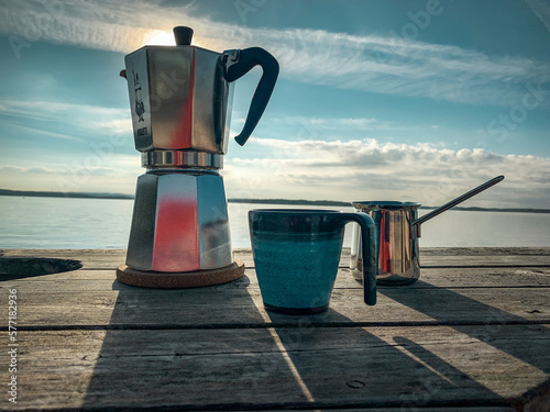 Espressokocher im Gegenlicht vor Meeresufer