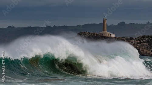 Maretón sobre la Isla de Mouro, Cantabria, España