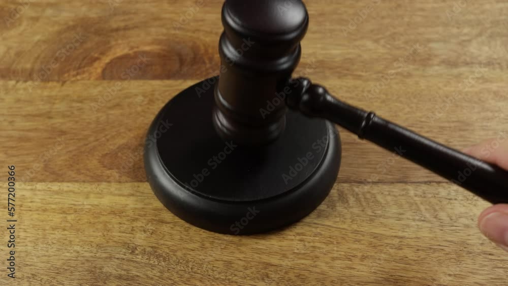 marteau de juge, en gros plan, sur une table en bois