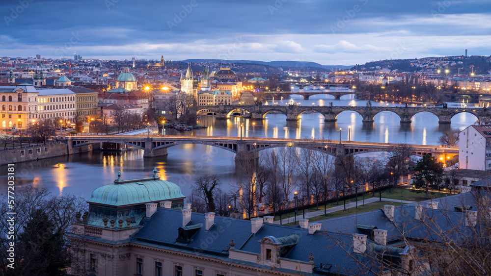 Abendlicher Blick über die Moldau mit Karlsbrücke in Prag