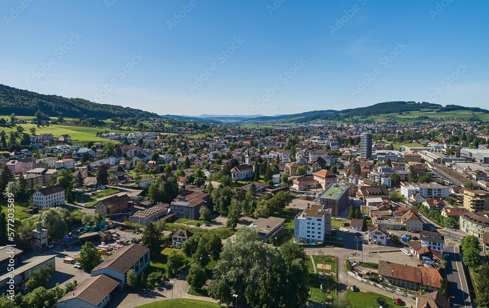 Luftaufnahme mit Blick in Richtung Norden auf die Gemeinde Reinach AG, im Wynental. Bezirk Kulm
