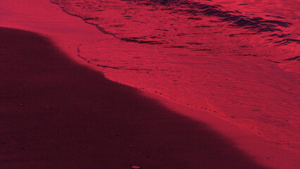 Foto auf Acrylglas Pantone 2023 Viva Magenta Beach view. Tranquil sea and seashore with viva magenta background. Tide. Selective focus included. Noise and grain included  © Mete Caner Arican