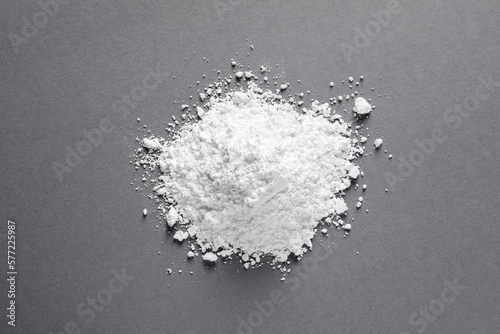 Heap of calcium carbonate powder on grey table, top view Fototapet