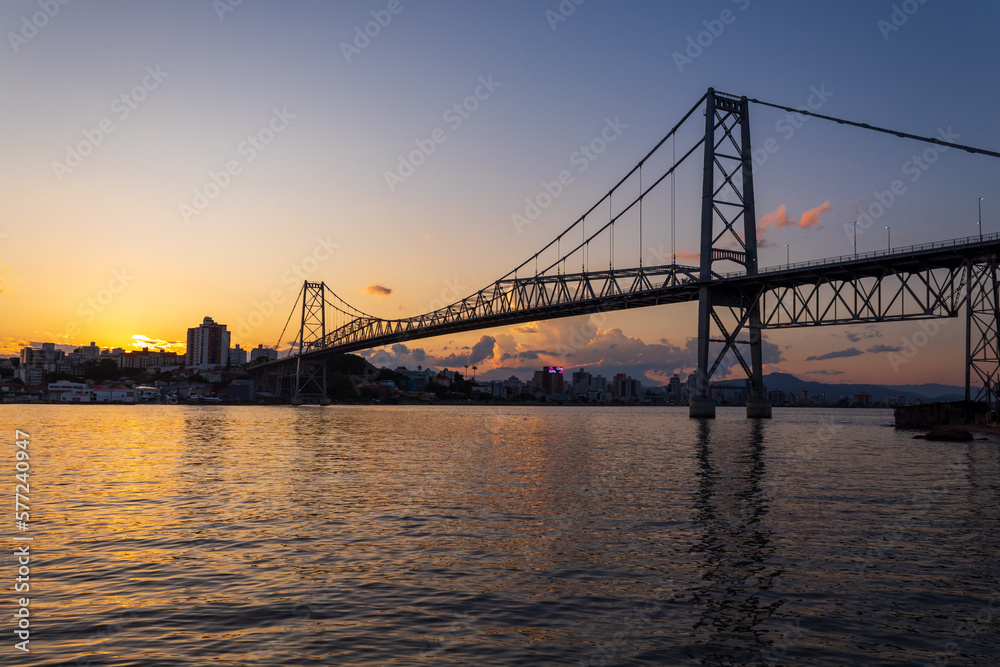 raios do pôr do sol iluminando o mar e a ponte Hercílio luz de Florianopolis Santa Catarina Brasil Florianópolis
