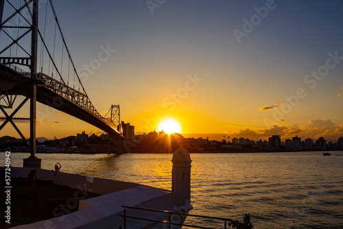 Fotografiet paisagem com o  pôr do sol ponte Hercílio luz de Florianopolis Santa Catarina Br