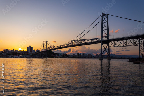 raios do p  r do sol iluminando o mar e a ponte Herc  lio luz de Florianopolis Santa Catarina Brasil Florian  polis