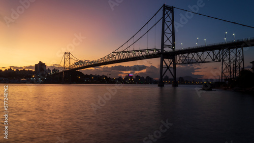 paisagem do pôr do sol ponte Hercílio luz de Florianopolis Santa Catarina Brasil Florianópolis