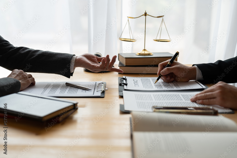 Lawyers, lawyers, Asian businessmen are working together to clarify