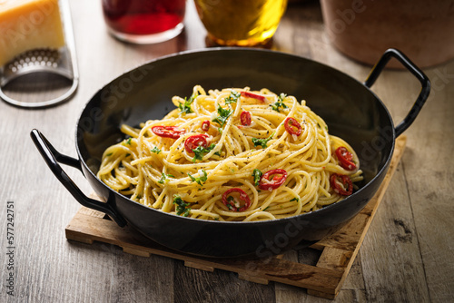 Spaghetti aglio e olio e peperoncino photo