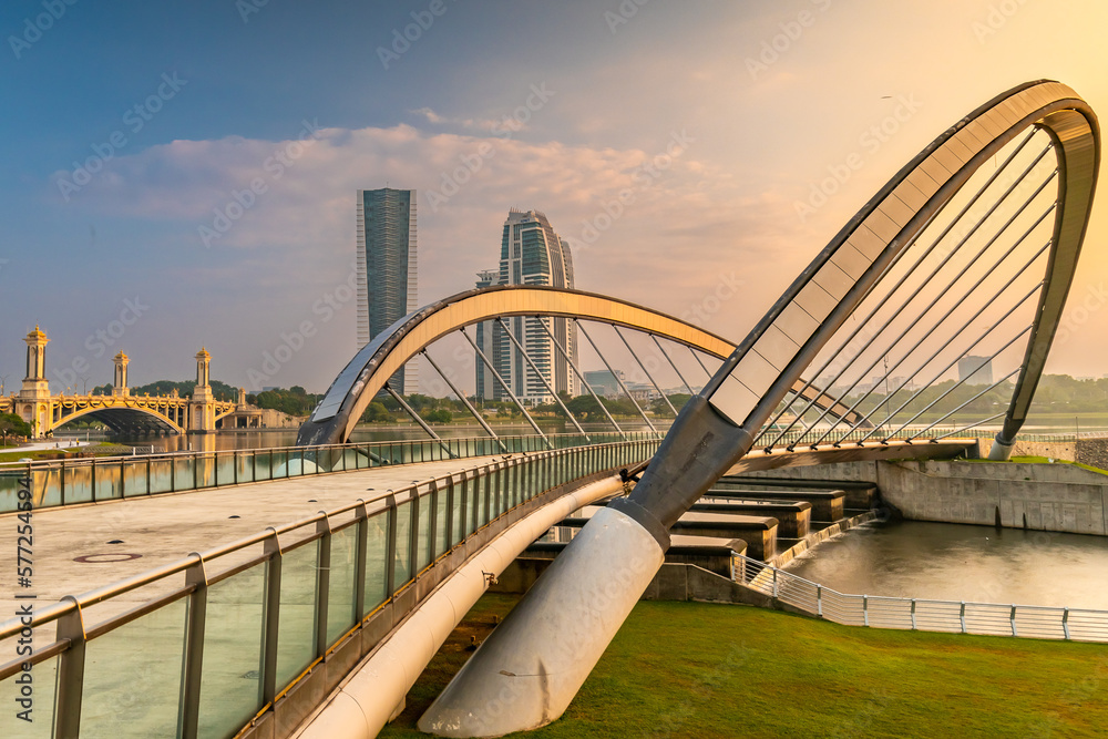 Fototapeta premium Putrajaya Sri Empangan's curve bridge