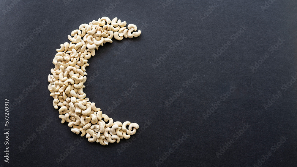 Obraz premium Cashew nuts in crescent moon shape