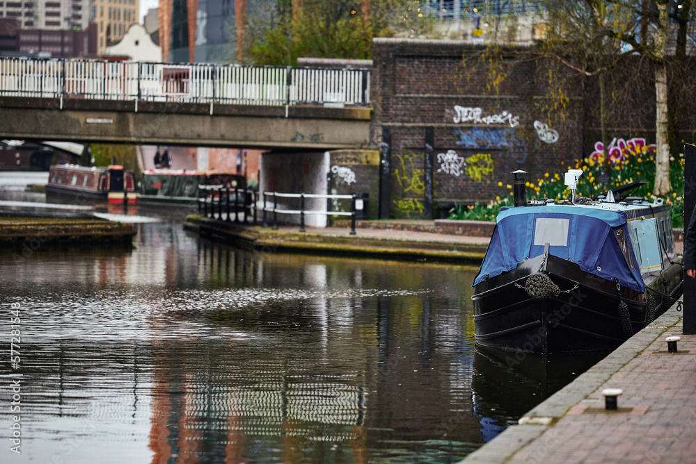 Fototapeta premium Colorful boats, houses on the water in the canals of Birmingham