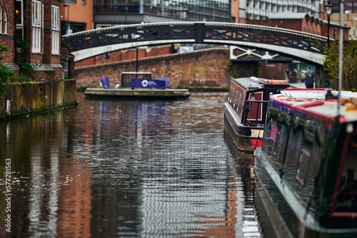 Obraz na płótnie Colorful boats, houses on the water in the canals of Birmingham w salonie