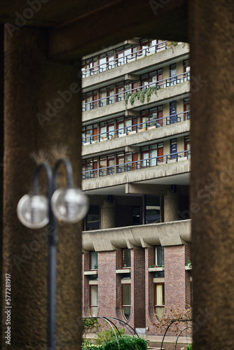 Obraz na płótnie Modernist architecture of the estate and buildings in the Barbican district of London w salonie