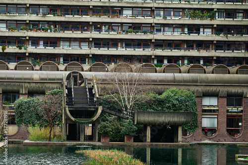 Obraz na płótnie Modernist architecture of the estate and buildings in the Barbican district of London w salonie