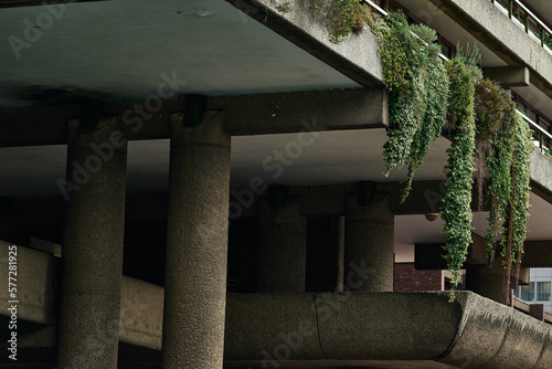 Obraz na płótnie Modernist architecture of the estate and buildings in the Barbican district of London w salonie
