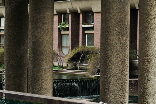Obraz na płótnie Modernist architecture of the estate and buildings in the Barbican district of London w salonie