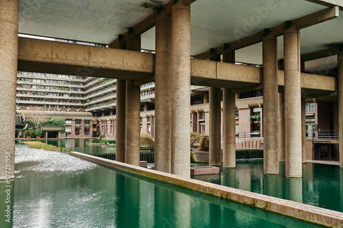Obraz na płótnie Modernist architecture of the estate and buildings in the Barbican district of London w salonie
