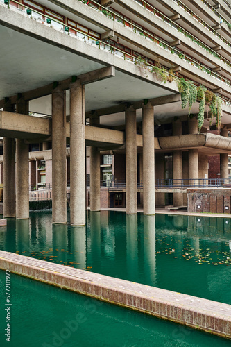 Obraz na płótnie Modernist architecture of the estate and buildings in the Barbican district of London w salonie