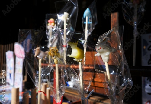 川越、駄菓子、日本、お菓子、スィーツ、和風、japan、伝統、古い、古風、小江戸、かわごえ、縁日、買い物、お店、野外、お面、マスク、きつね、キャンディー、菓子、値札、販売、出店、店、横丁、駄菓子横丁、埼玉県、