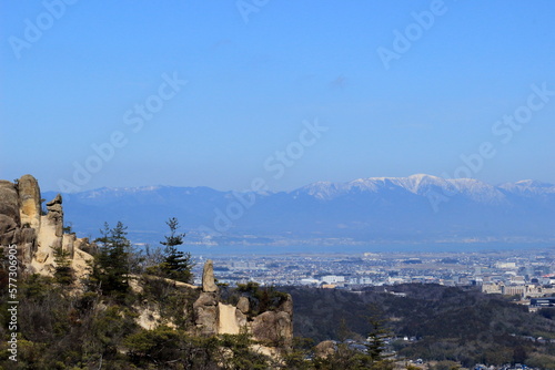 登山道から眺める琵琶湖と冠雪した蓬莱山