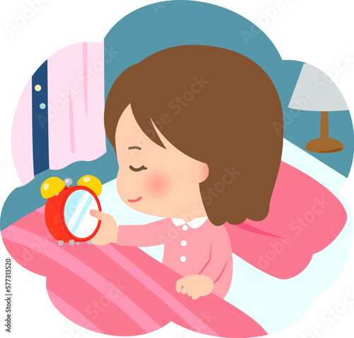 目覚まし時計をセットして寝る女性