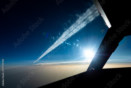 Kondensstreifen aufgenommen aus dem Airliner Cockpit