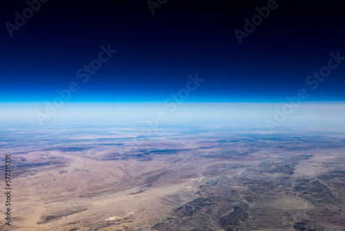 Landschaft aufgenommen aus dem Airliner Cockpit