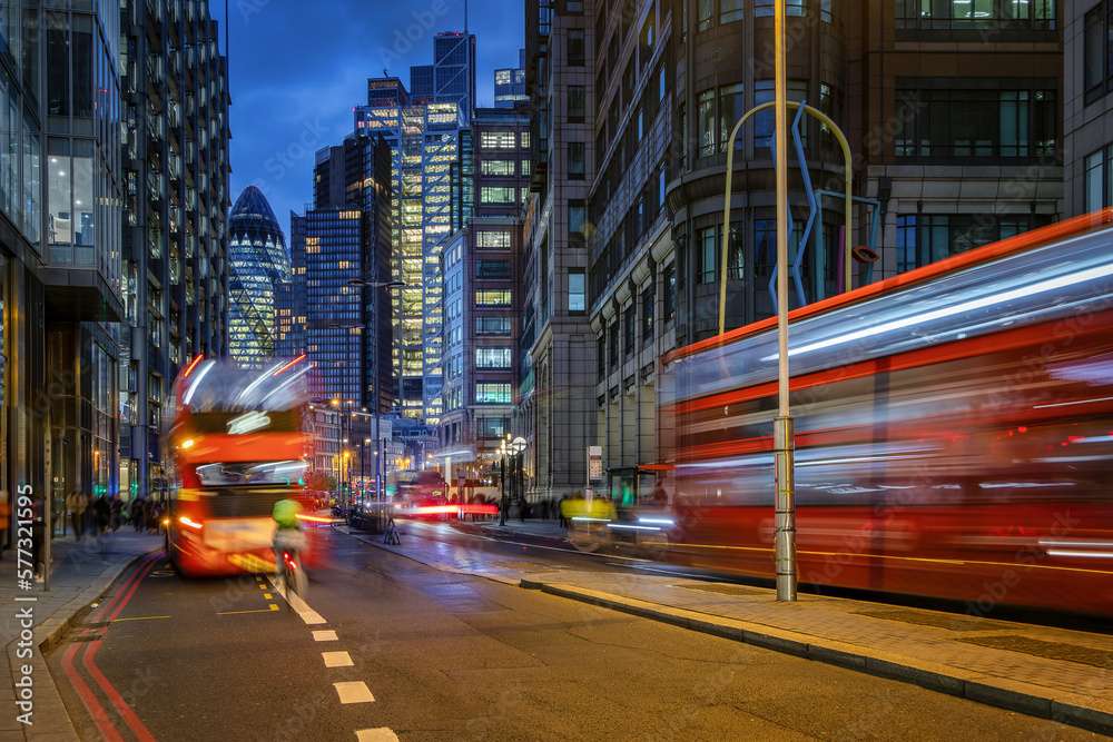 Obraz premium Dusk at the City of London, England, with street traffic light trails and illuminated skyscrapers