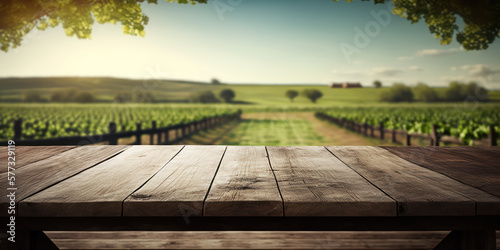 Foto Plateau de table en bois ancien avec fond flou de vignoble et de raisin