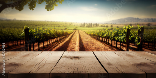 Plateau de table en bois ancien avec fond flou de vignoble et de raisin. Table pour présentation de produits vinicoles. Bannière de présentation d'un établissement viticole.