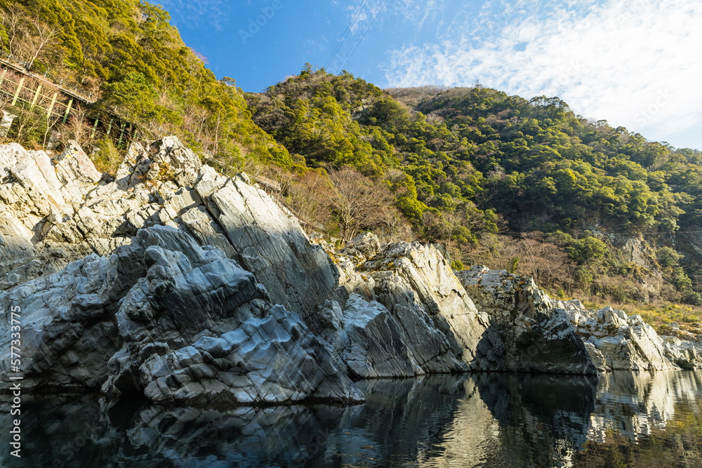 日本　徳島県三好市を流れる吉野川を行く遊覧船から見える大歩危峡