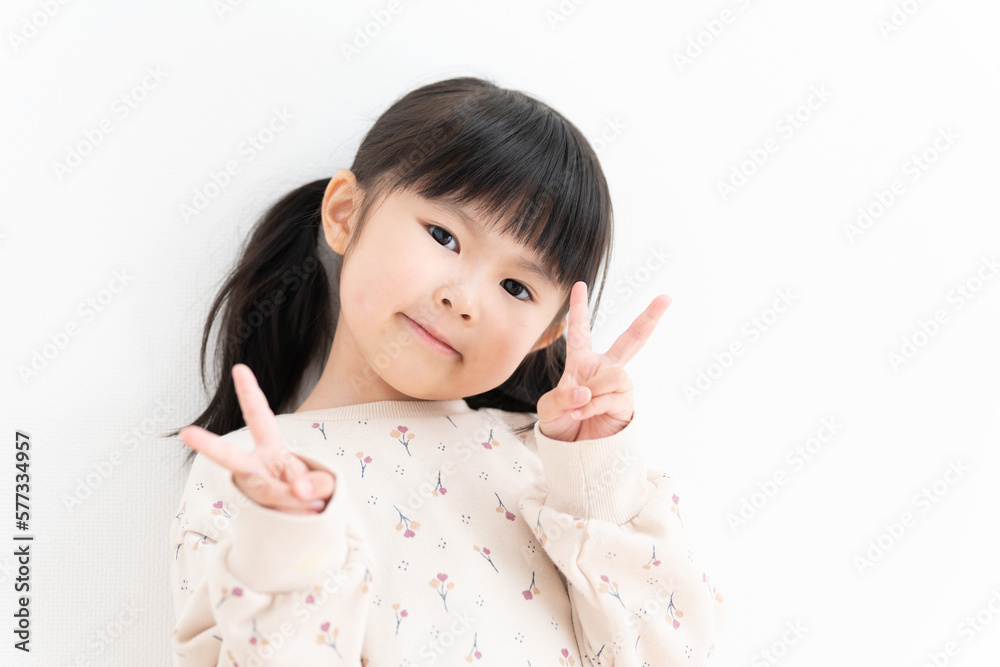 ピースする子供 ピースする子供