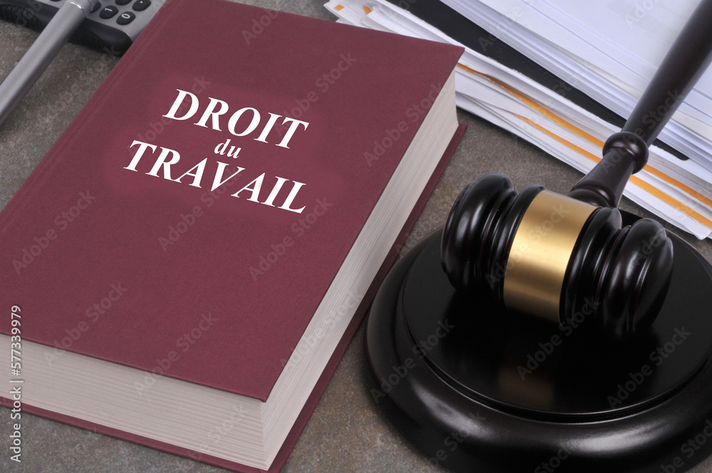 Concept de droit du travail avec un marteau de juge et un livre Concept de droit du travail avec un marteau de juge et un livre