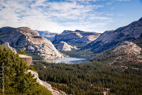 Vue de puis Olmsted point sur le Tenaya Lake dans le parc de Yosemite
